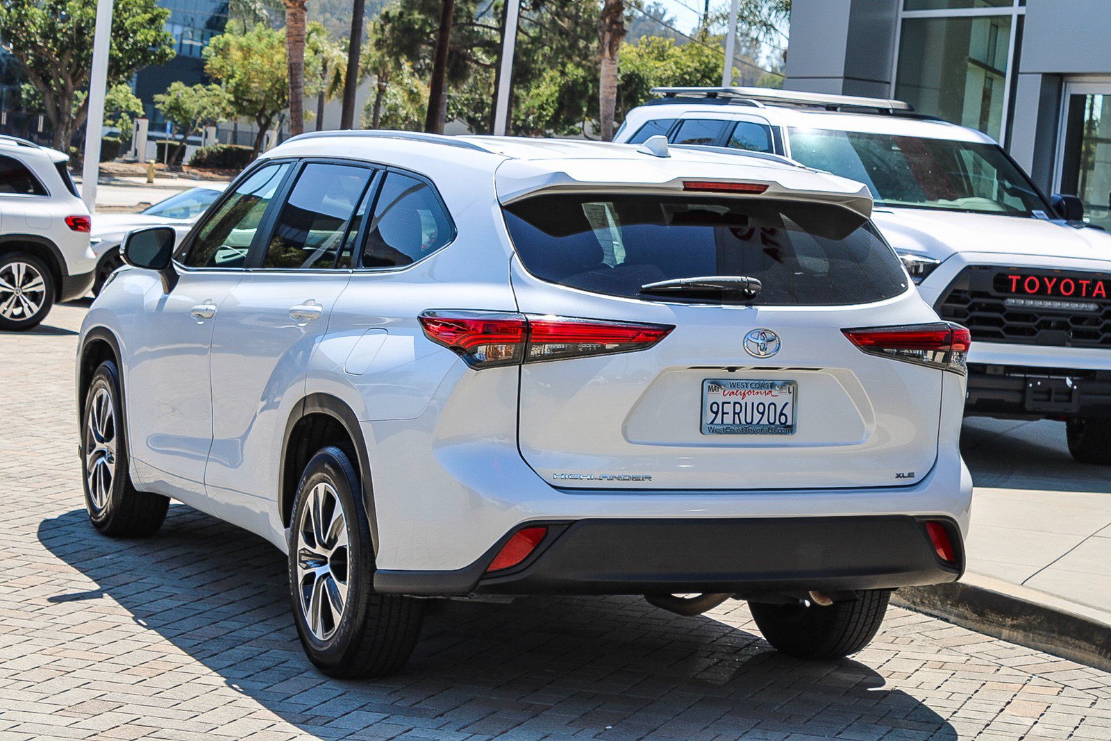 Used 2023 Toyota Highlander XLE FWD image 9