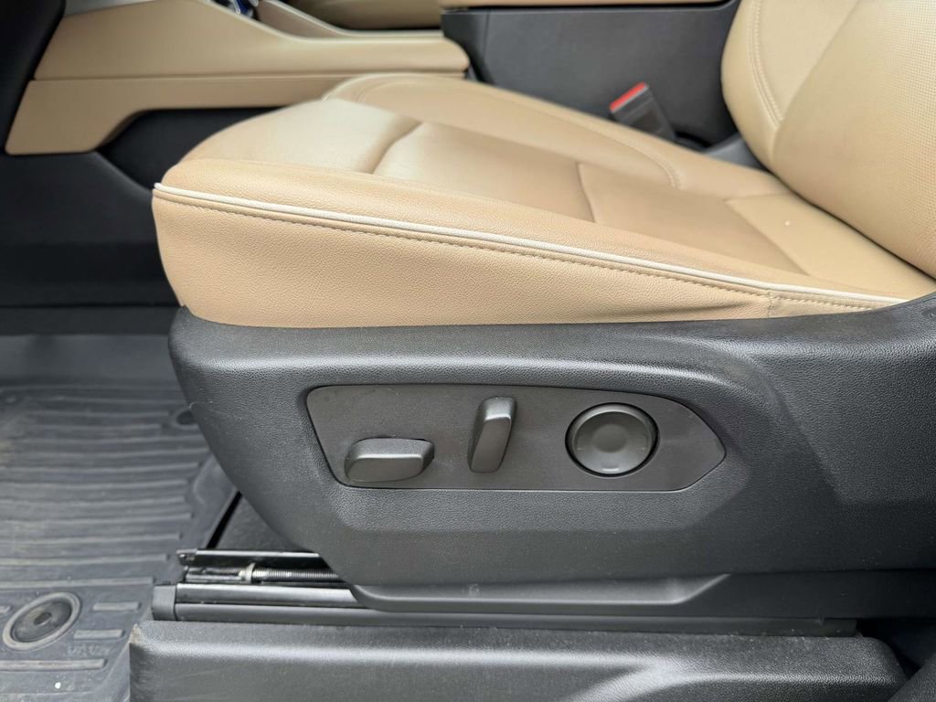 Used 2023 Chevrolet Suburban Premier AWD/4WD image 21