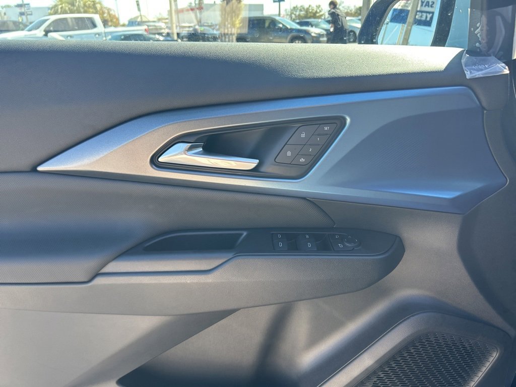 Used 2025 Chevrolet Equinox EV LT w/ Convenience Package II image 16