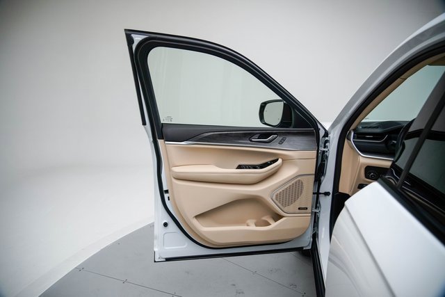 Used 2022 Jeep Grand Cherokee Limited w/ Luxury Tech Group II image 15