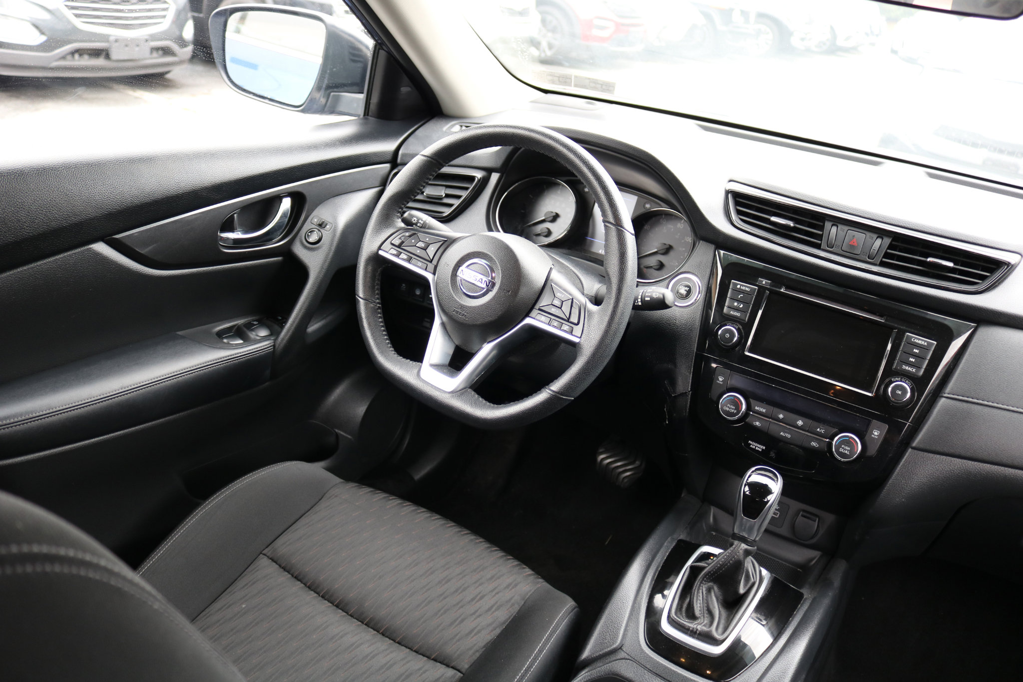 Used 2019 Nissan Rogue SV image 32