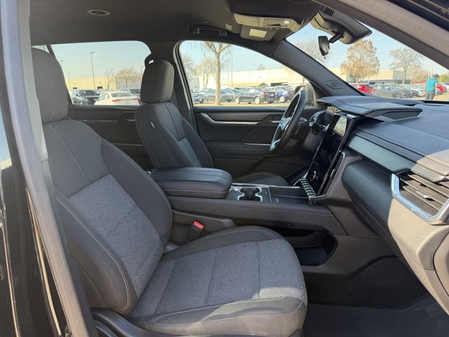 Used 2025 GMC Acadia Elevation image 30