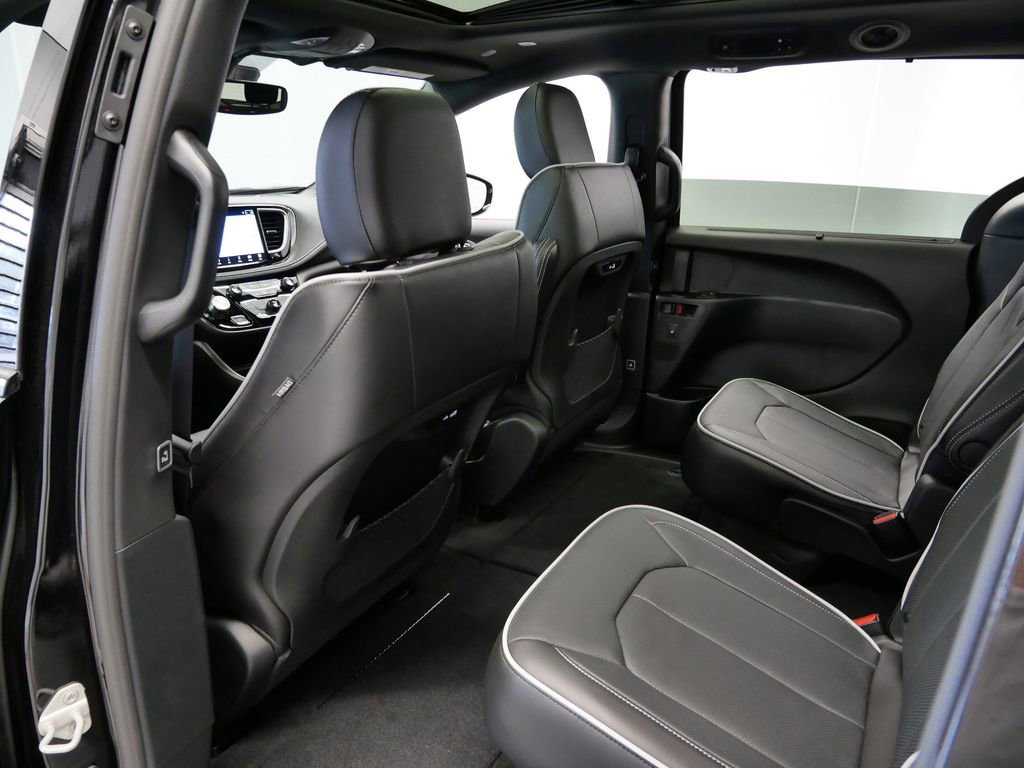 New 2026 Chrysler Pacifica Limited w/ S Appearance Package image 9