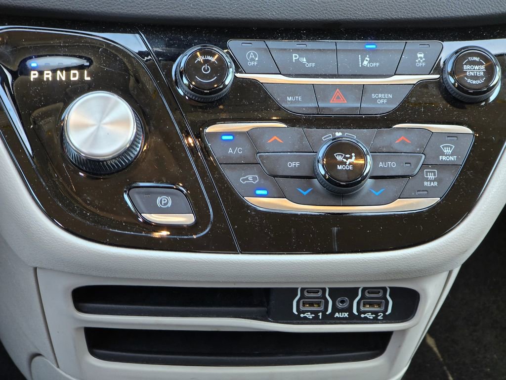 Used 2023 Chrysler Pacifica Touring-L image 18