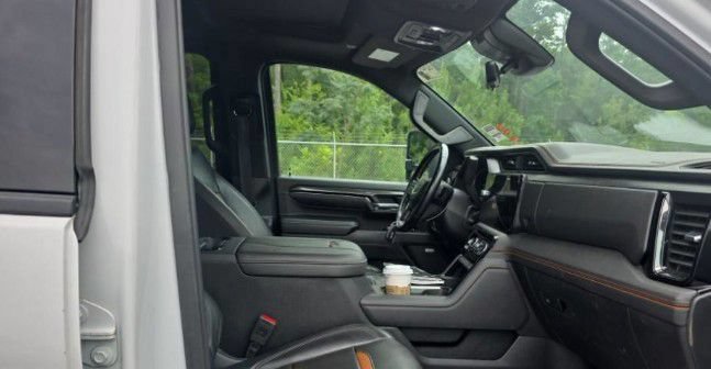 Used 2024 GMC Sierra 2500 AT4 w/ AT4 Premium Plus Package AWD/4WD image 2