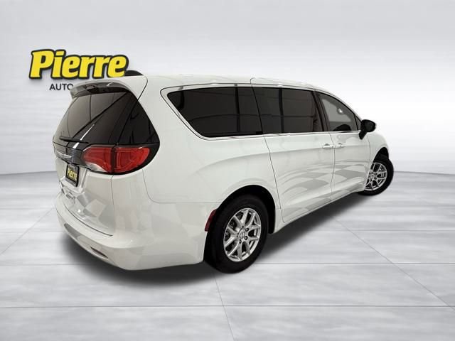 Used 2023 Chrysler Voyager LX image 7