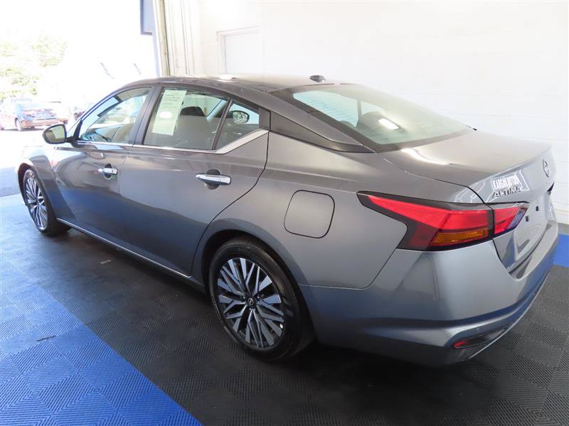 Used 2025 Nissan Altima 2.5 SV FWD image 10