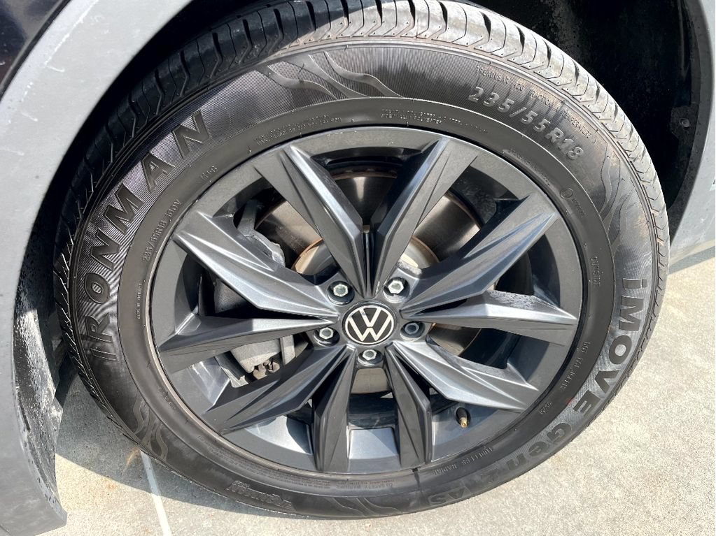 Used 2024 Volkswagen Tiguan SE w/ Panoramic Sunroof Package FWD image 6