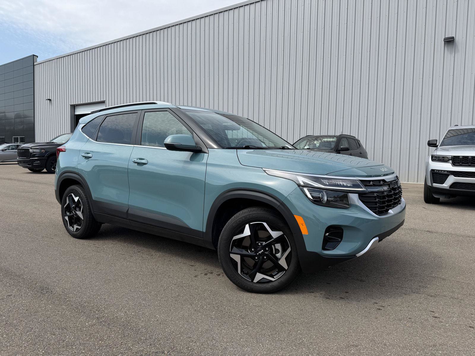 Used 2025 Kia Seltos EX w/ EX Sunroof Package AWD/4WD image 3
