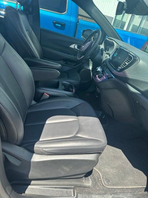 Used 2025 Chrysler Pacifica Select FWD image 19