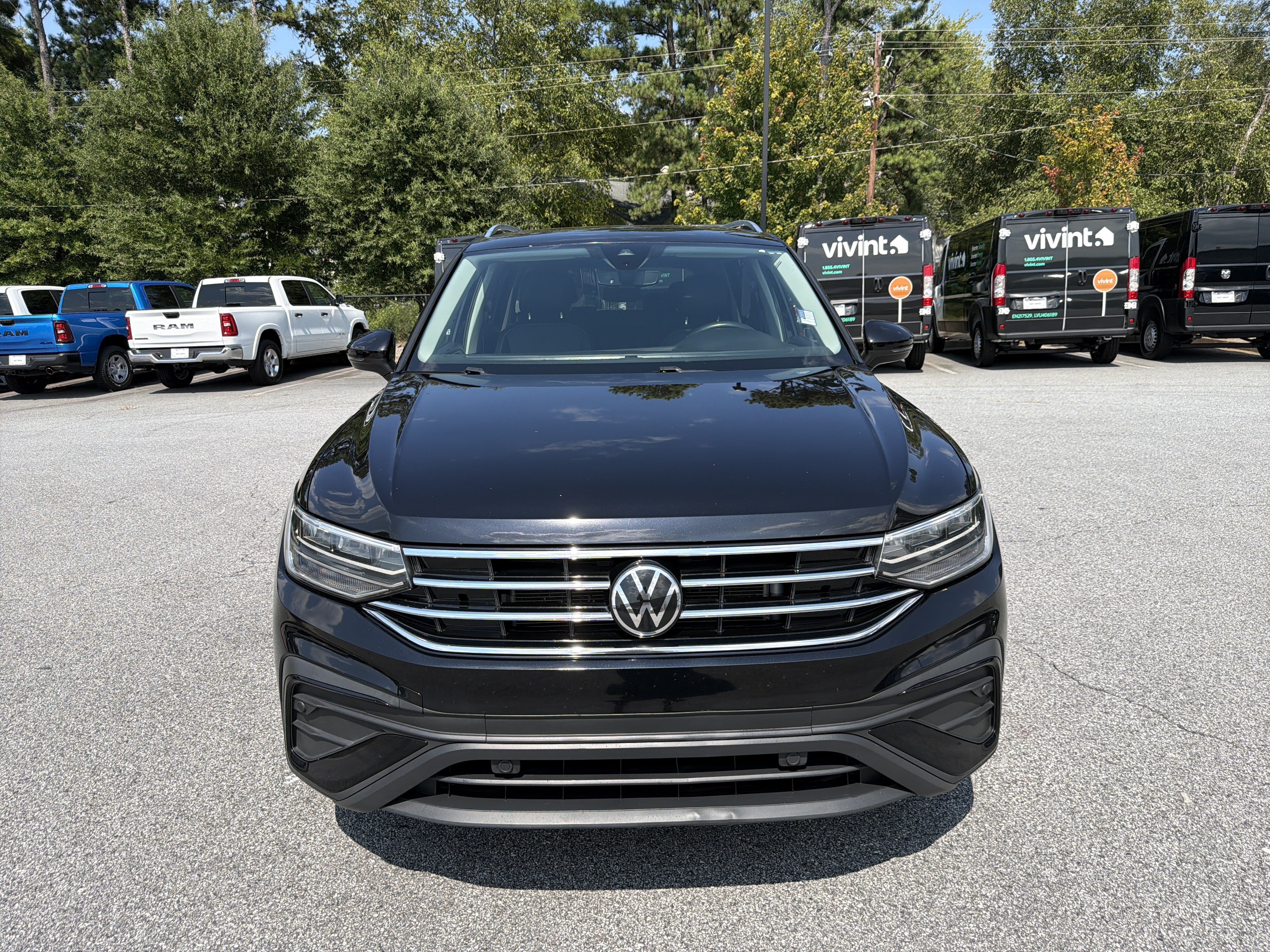 Used 2022 Volkswagen Tiguan SE FWD image 2