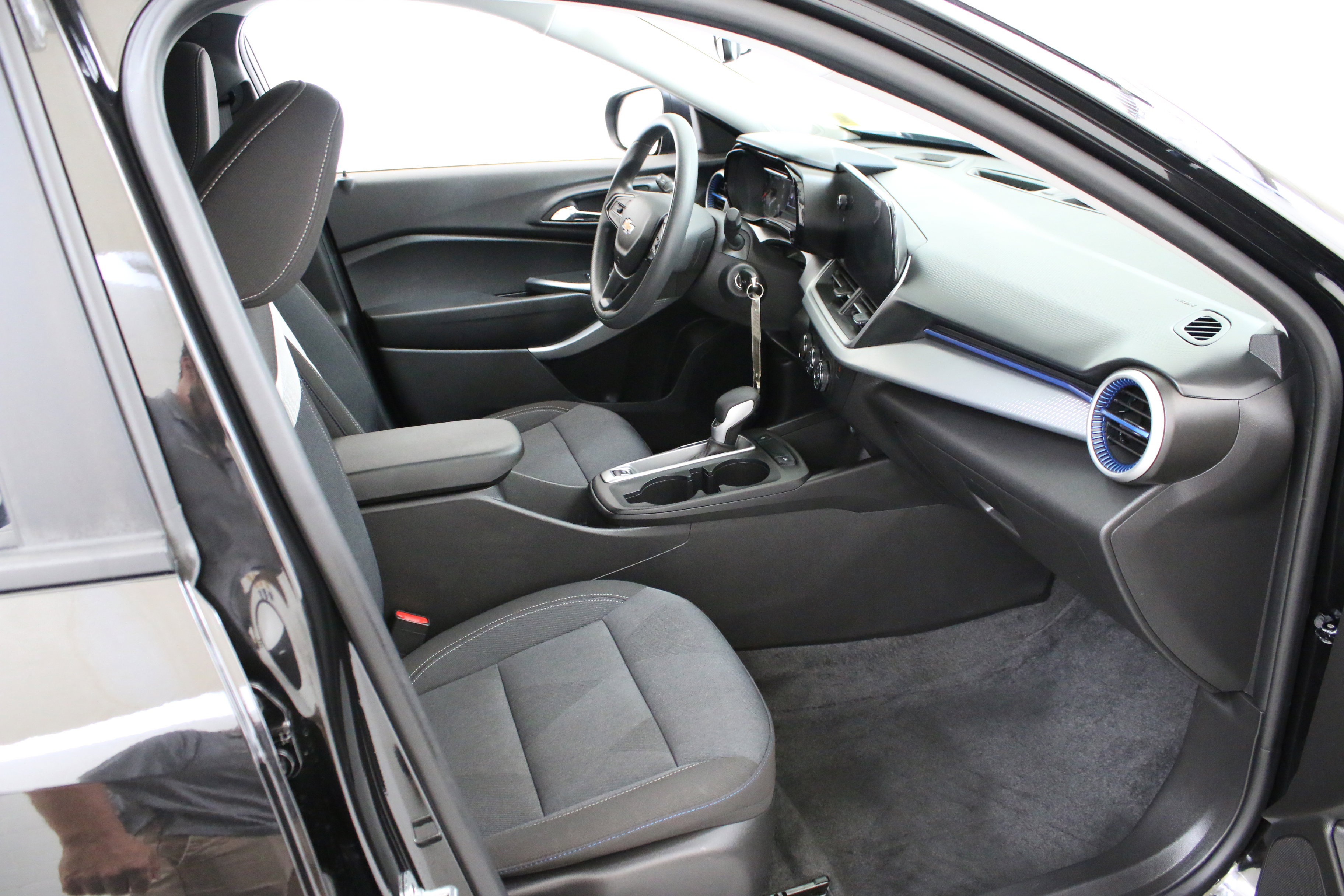 Certified 2025 Chevrolet Trax LS FWD image 29