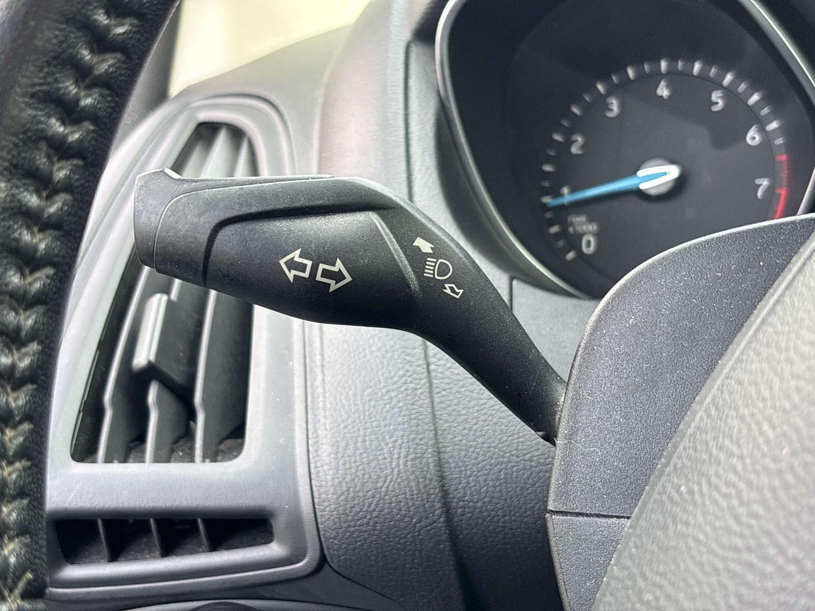 Used 2018 Ford Focus SE w/ SE Appearance Package FWD image 26