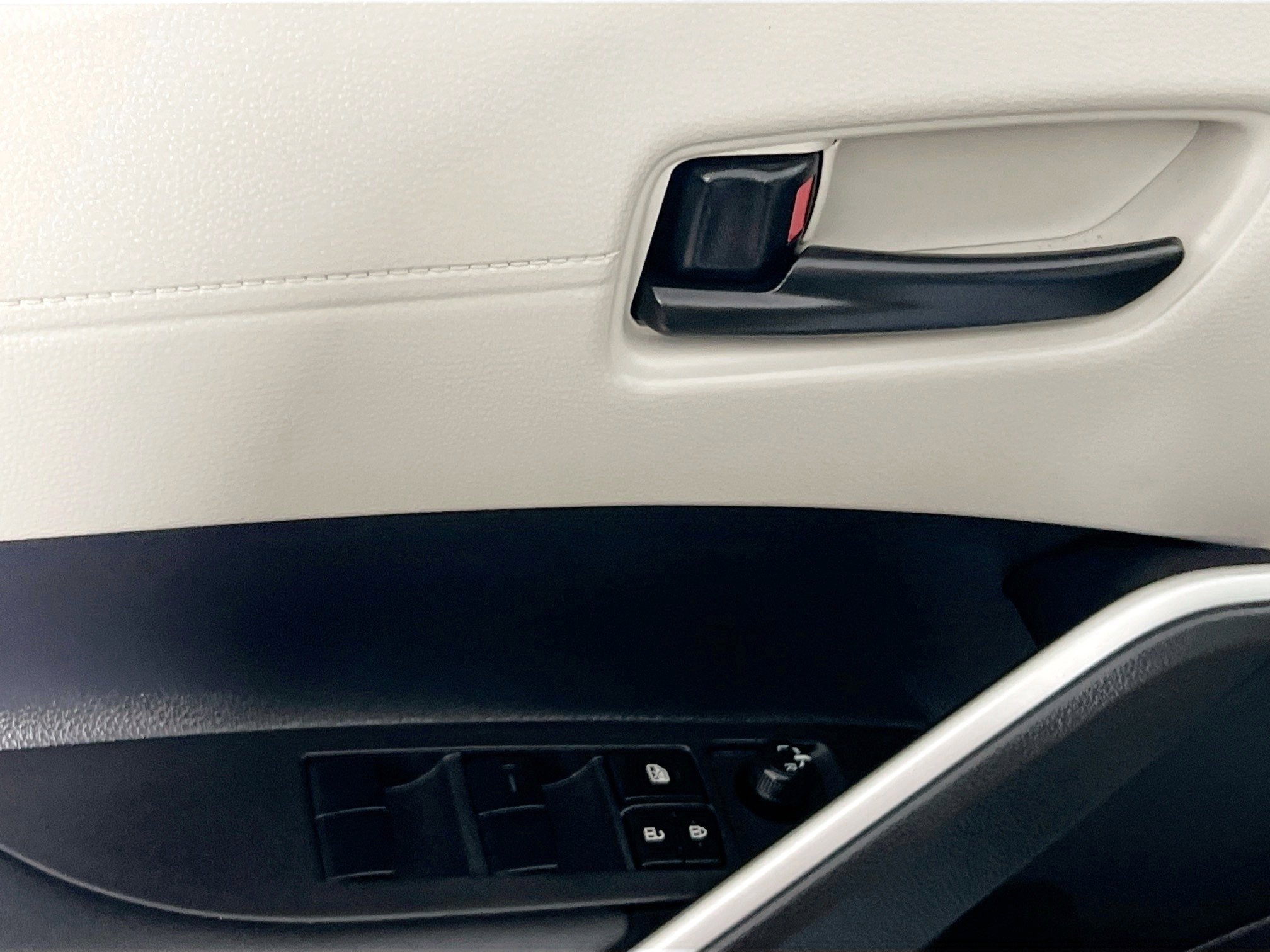 Used 2025 Toyota Corolla Cross L image 16