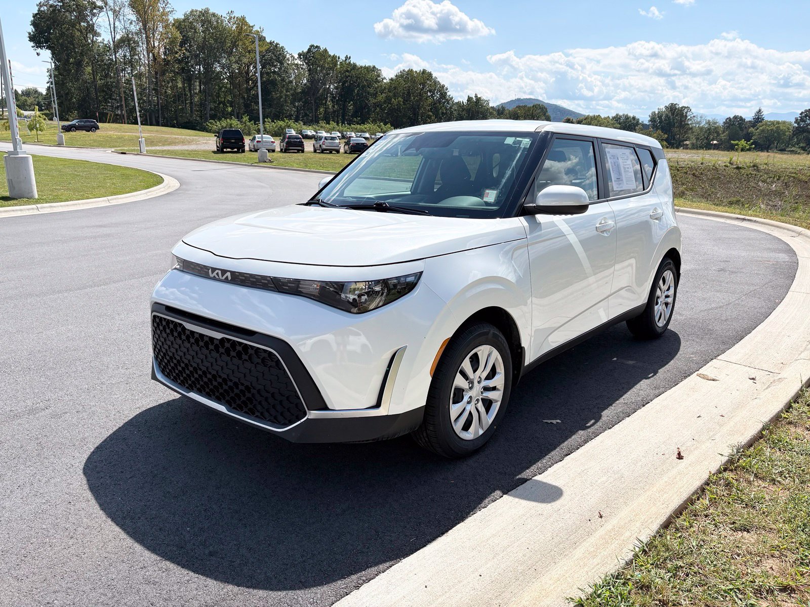 Used 2024 Kia Soul LX FWD image 3