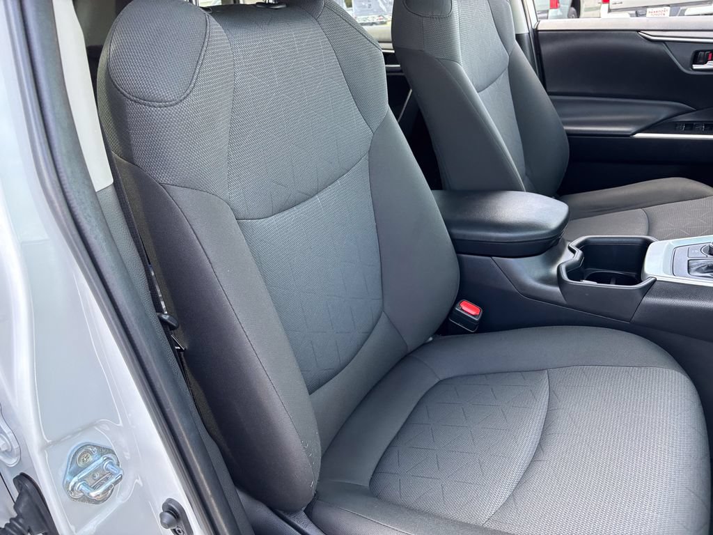 Used 2025 Toyota RAV4 XLE AWD/4WD image 34