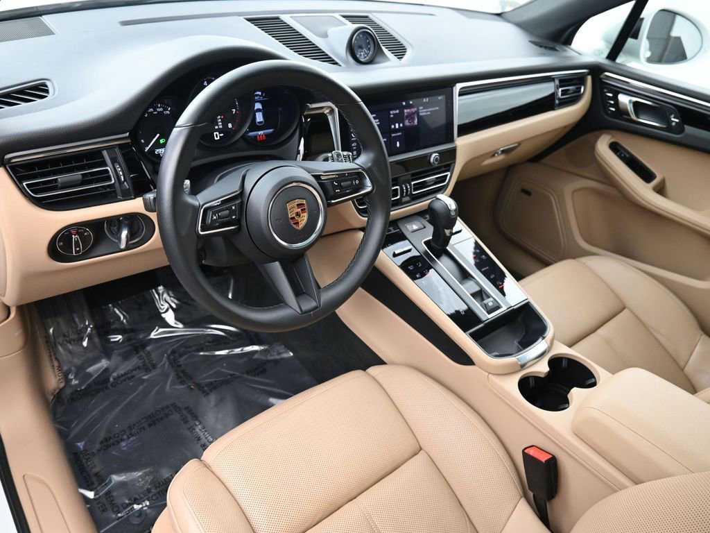 Certified 2022 Porsche Macan AWD/4WD image 4