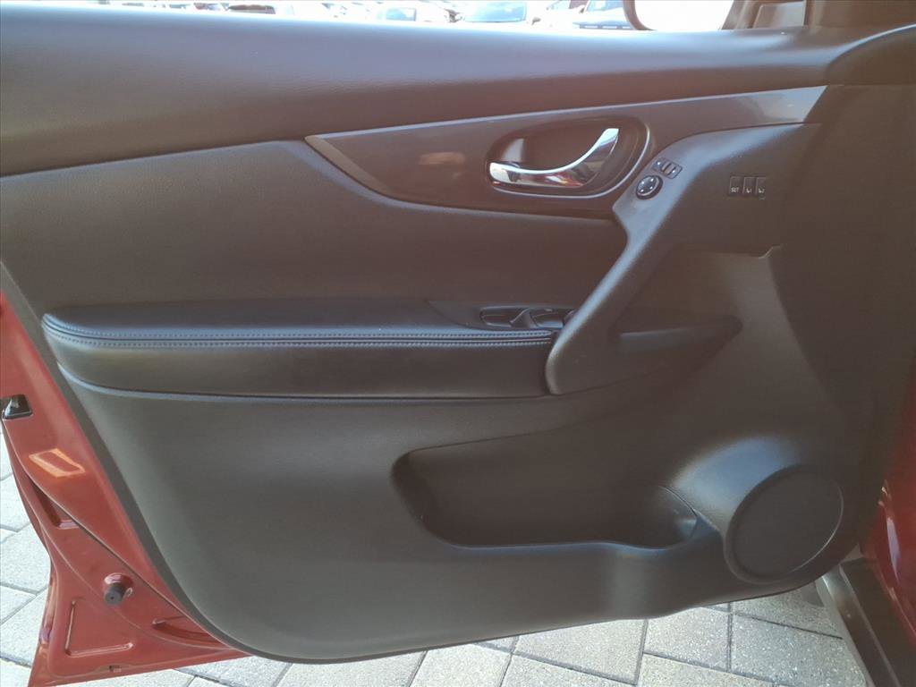 Used 2018 Nissan Rogue SV w/ Premium Package image 30