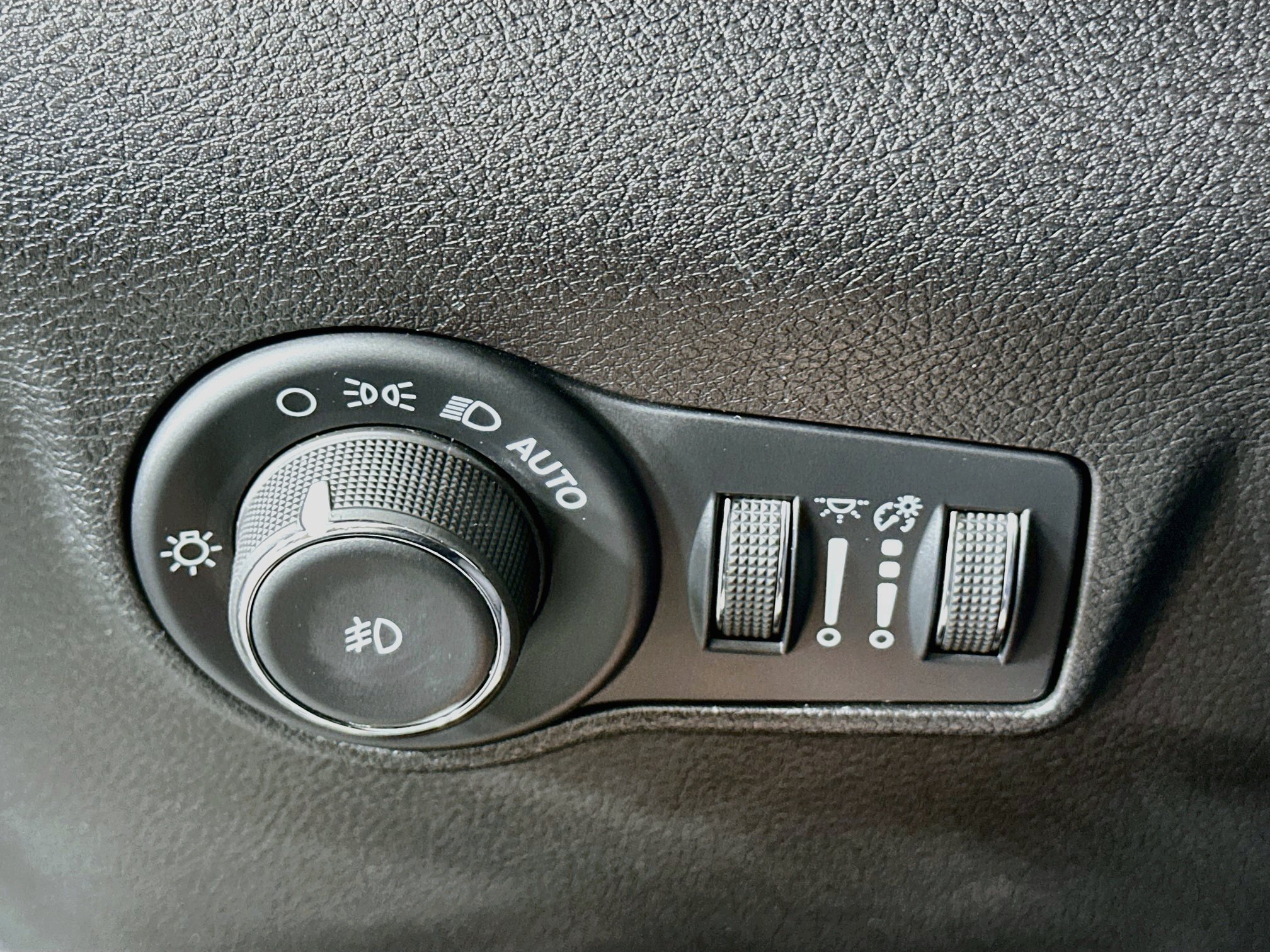 Used 2025 Jeep Compass Trailhawk AWD/4WD image 17