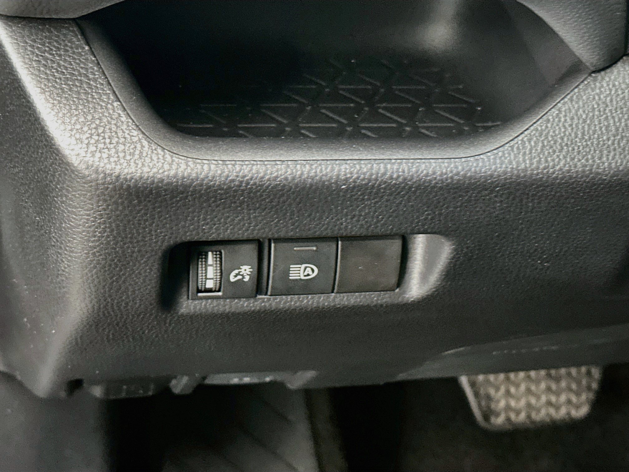 Used 2025 Toyota RAV4 XLE AWD/4WD image 17