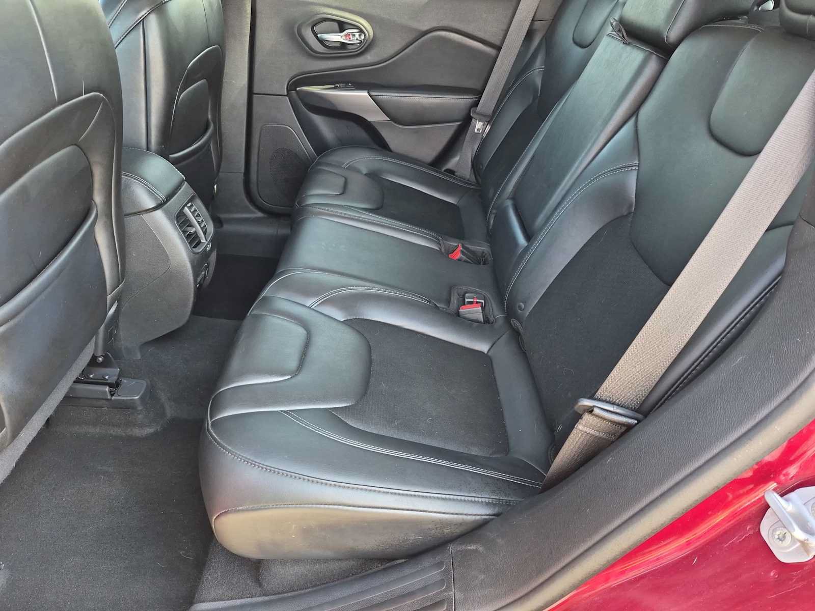 Used 2019 Jeep Cherokee Latitude Plus w/ Comfort/Convenience Group AWD/4WD image 18