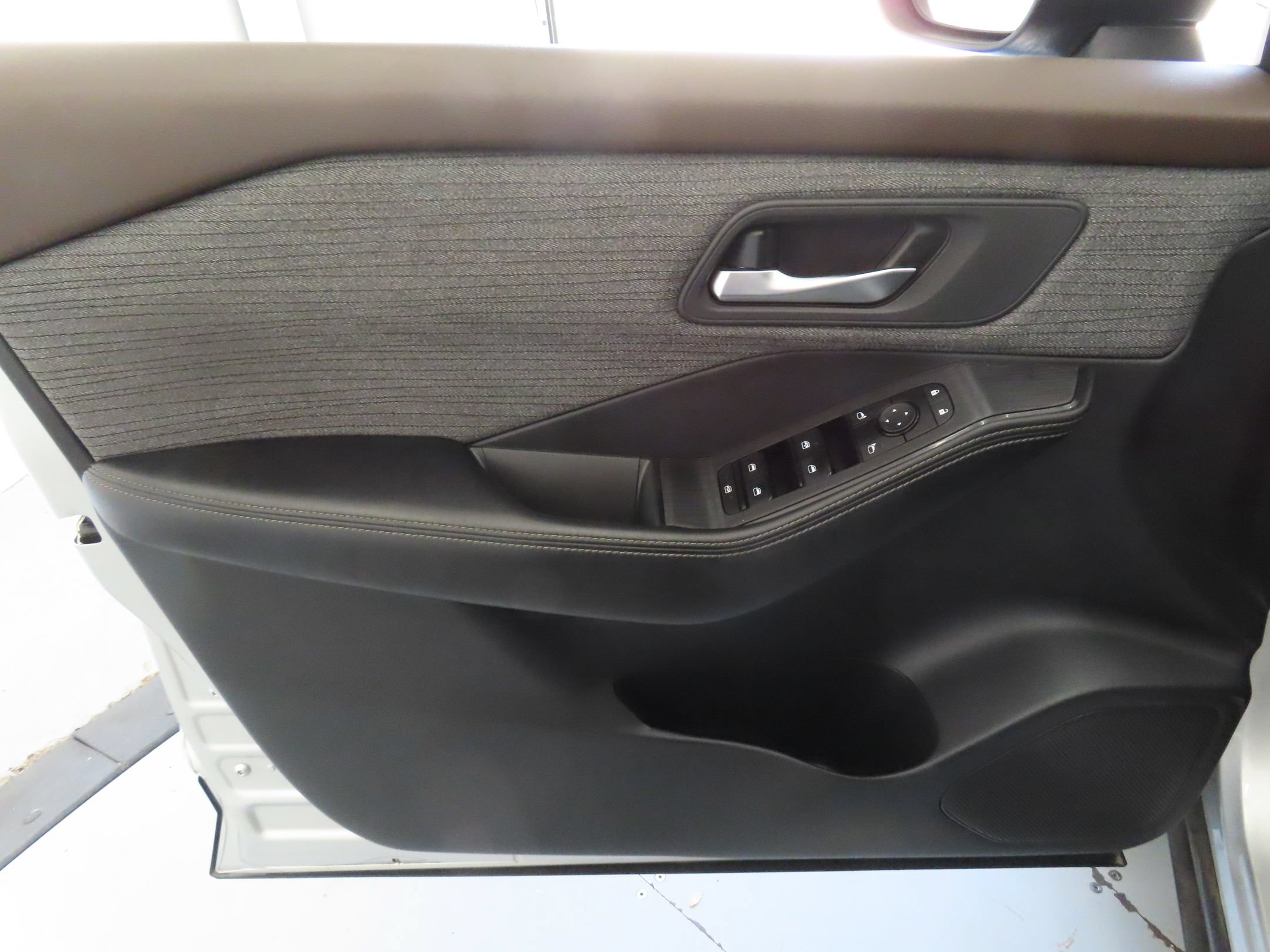 Used 2023 Nissan Rogue SV AWD/4WD image 10