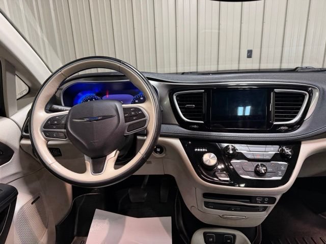 Used 2017 Chrysler Pacifica Limited FWD image 39