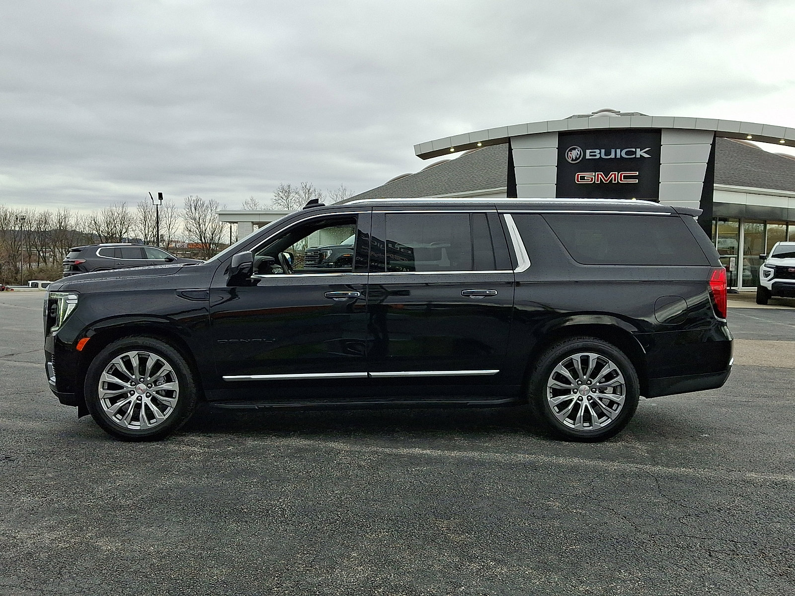 Used 2023 GMC Yukon XL Denali w/ Advanced Technology Package image 5