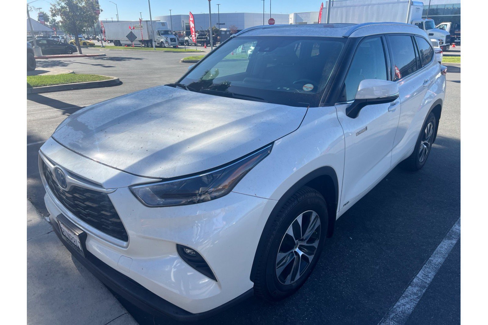 Used 2021 Toyota Highlander XLE AWD/4WD image 2