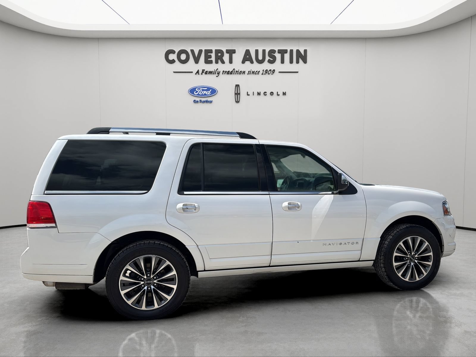 Used 2017 Lincoln Navigator Select RWD image 4