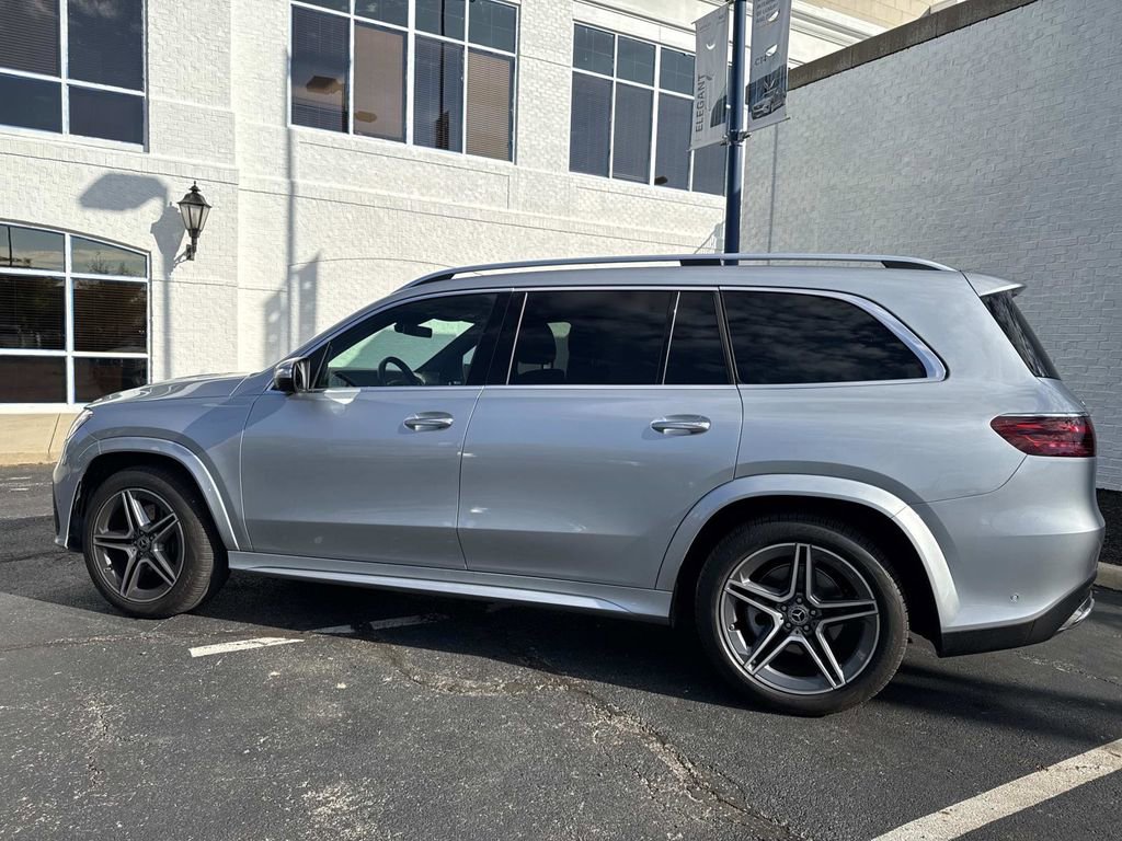Used 2025 Mercedes-Benz GLS 450 4MATIC image 4