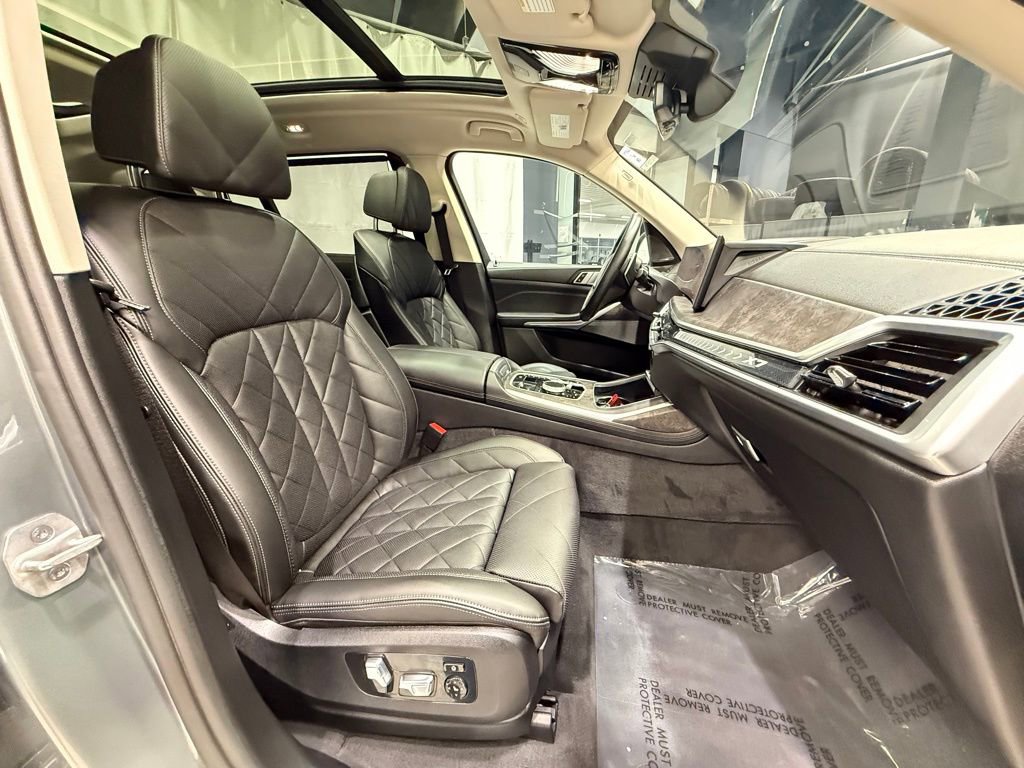Used 2024 BMW X7 xDrive40i w/ Premium Package image 33