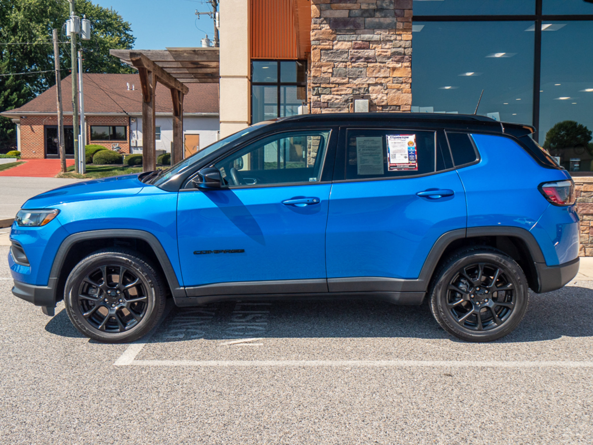 Used 2023 Jeep Compass Latitude w/ Sun and Sound Group AWD/4WD image 6