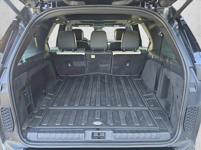 Certified 2024 Land Rover Discovery Dynamic SE image 12