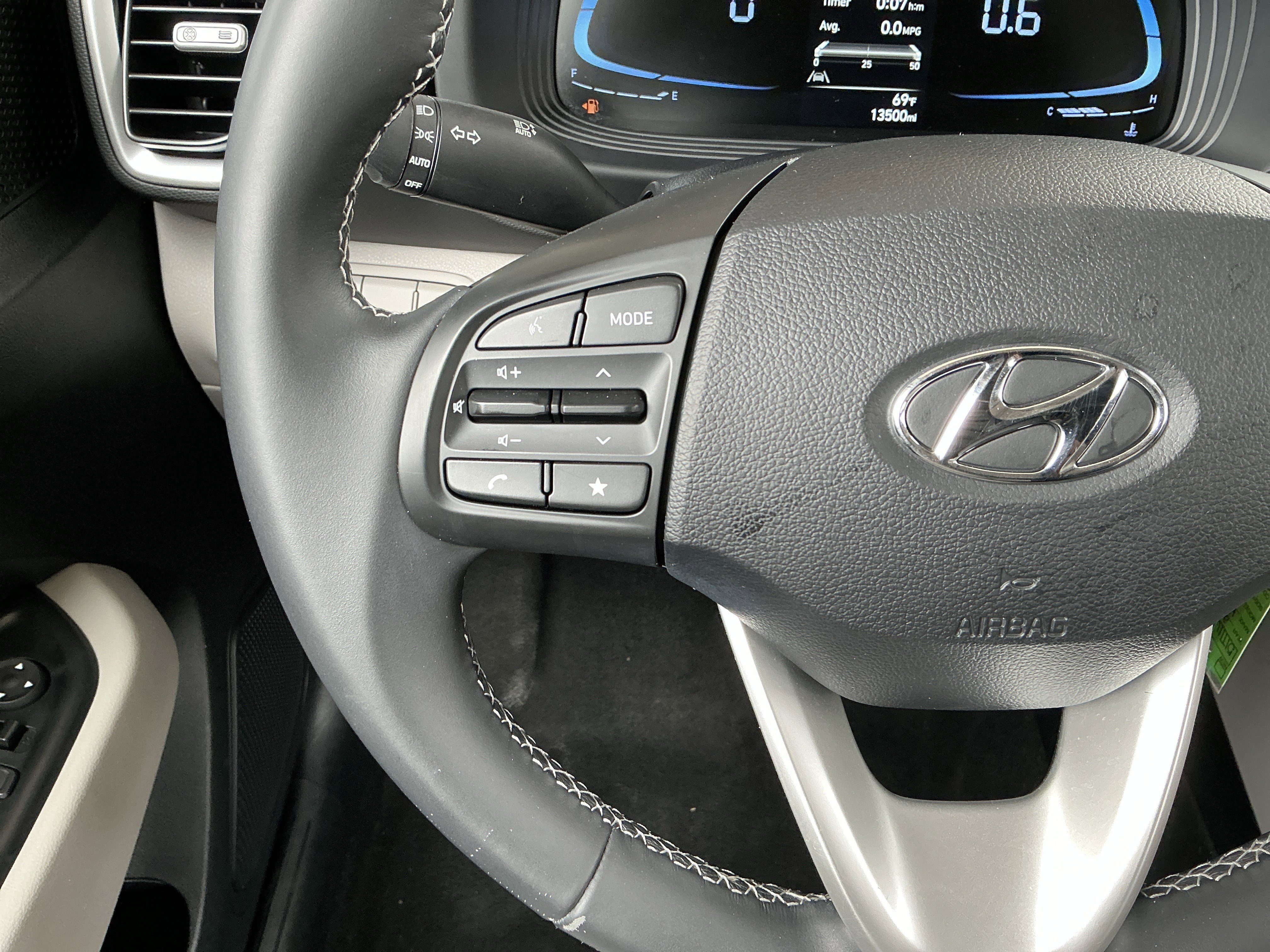 Used 2023 Hyundai Venue SEL image 12