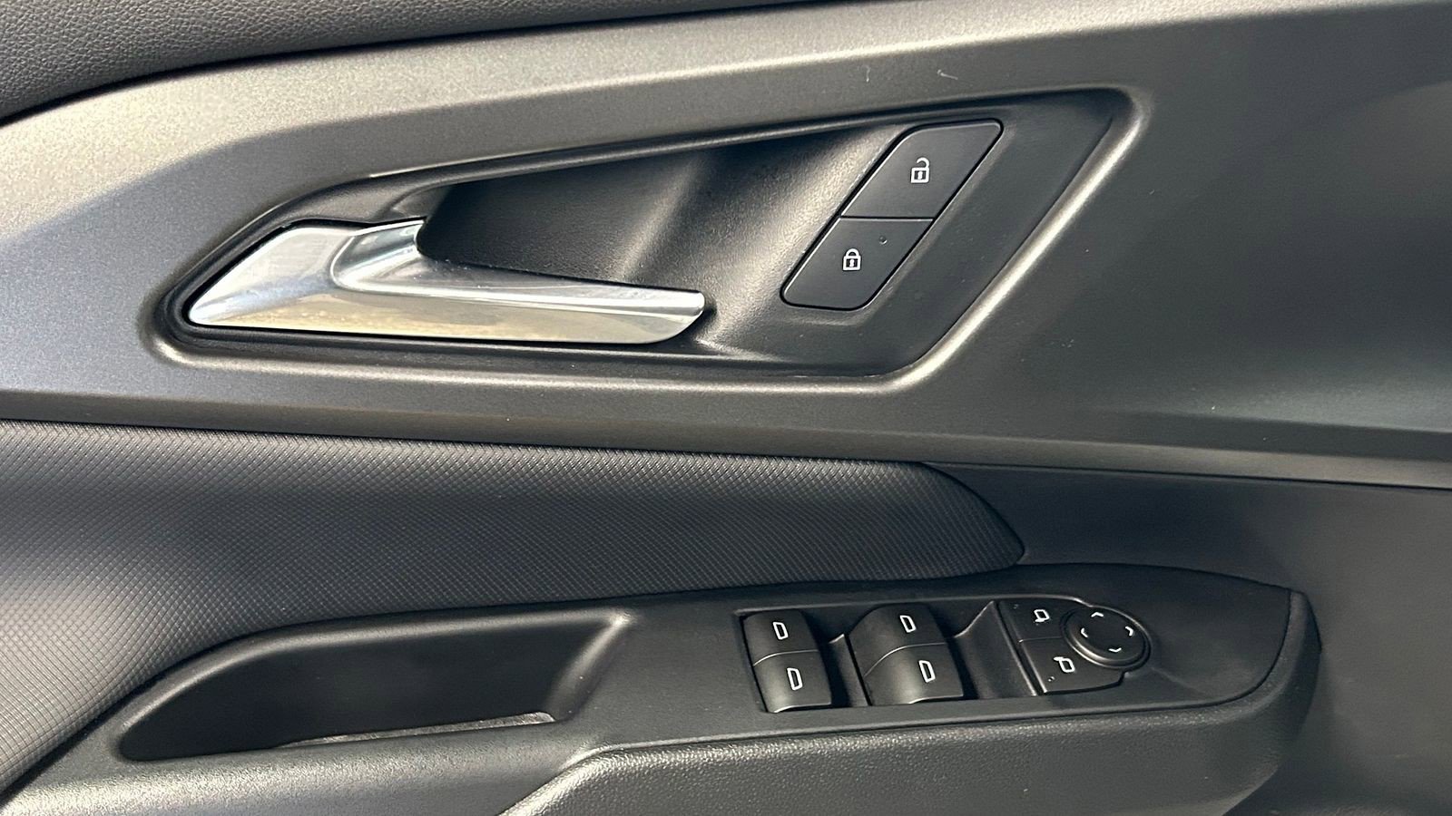 Used 2025 Chevrolet Equinox EV LT w/ Comfort Package image 8