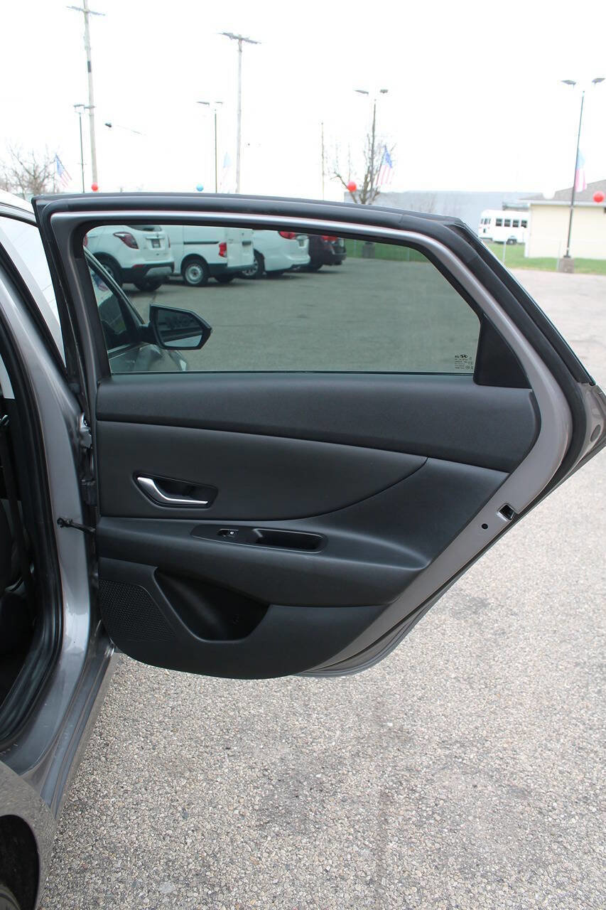 Used 2023 Hyundai Elantra SEL w/ Convenience Package image 18