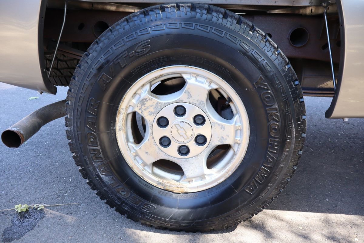 Used 2002 Chevrolet Silverado 1500 LS w/ Heavy Duty Suspension Pkg AWD/4WD image 39