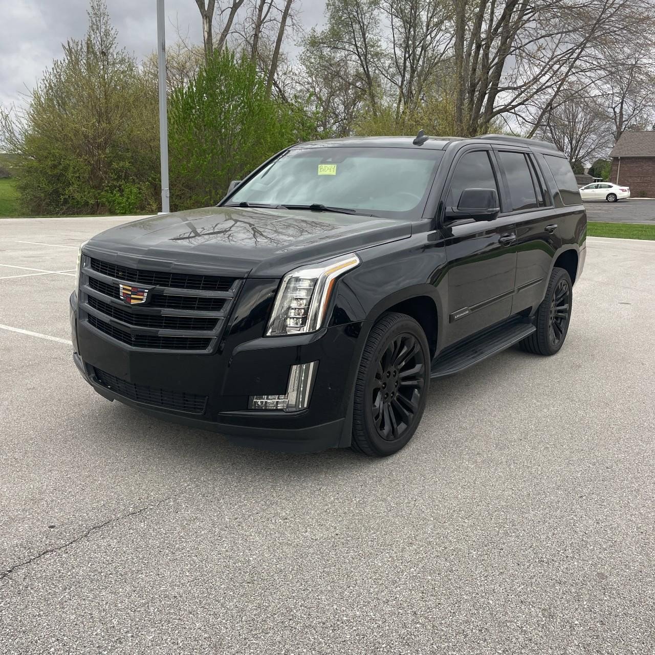 Used 2019 Cadillac Escalade Luxury image 2