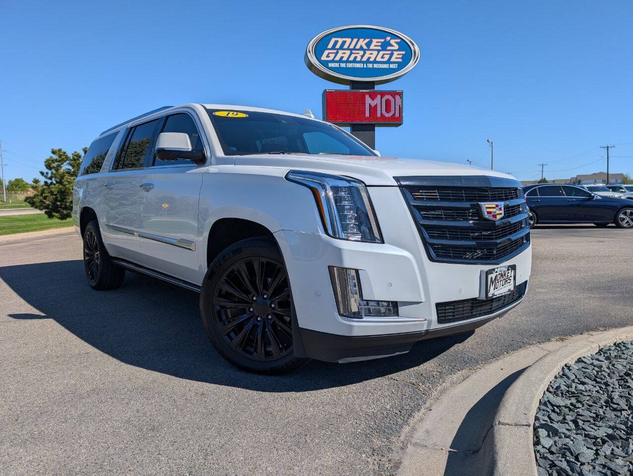 Used 2019 Cadillac Escalade ESV Platinum AWD/4WD image 3