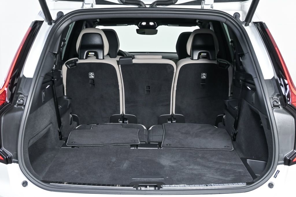 Certified 2025 Volvo XC90 B6 Core w/ Climate Package image 31