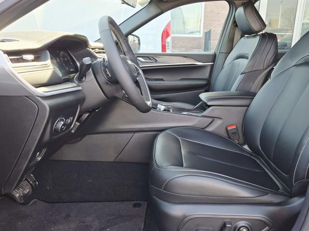 New 2025 Jeep Grand Cherokee Limited w/ Black Appearance Package AWD/4WD image 13