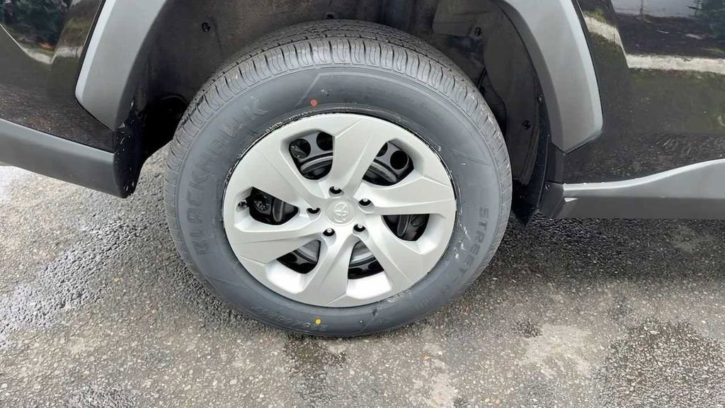 Used 2022 Toyota RAV4 LE image 6