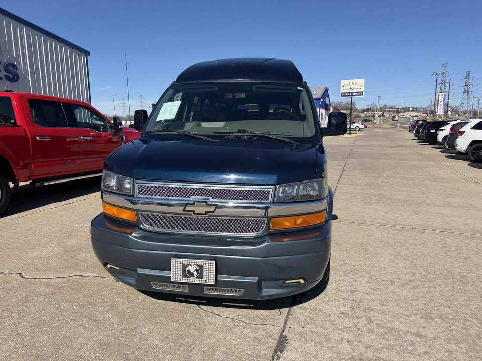 Used 2017 Chevrolet Express 2500 image 2
