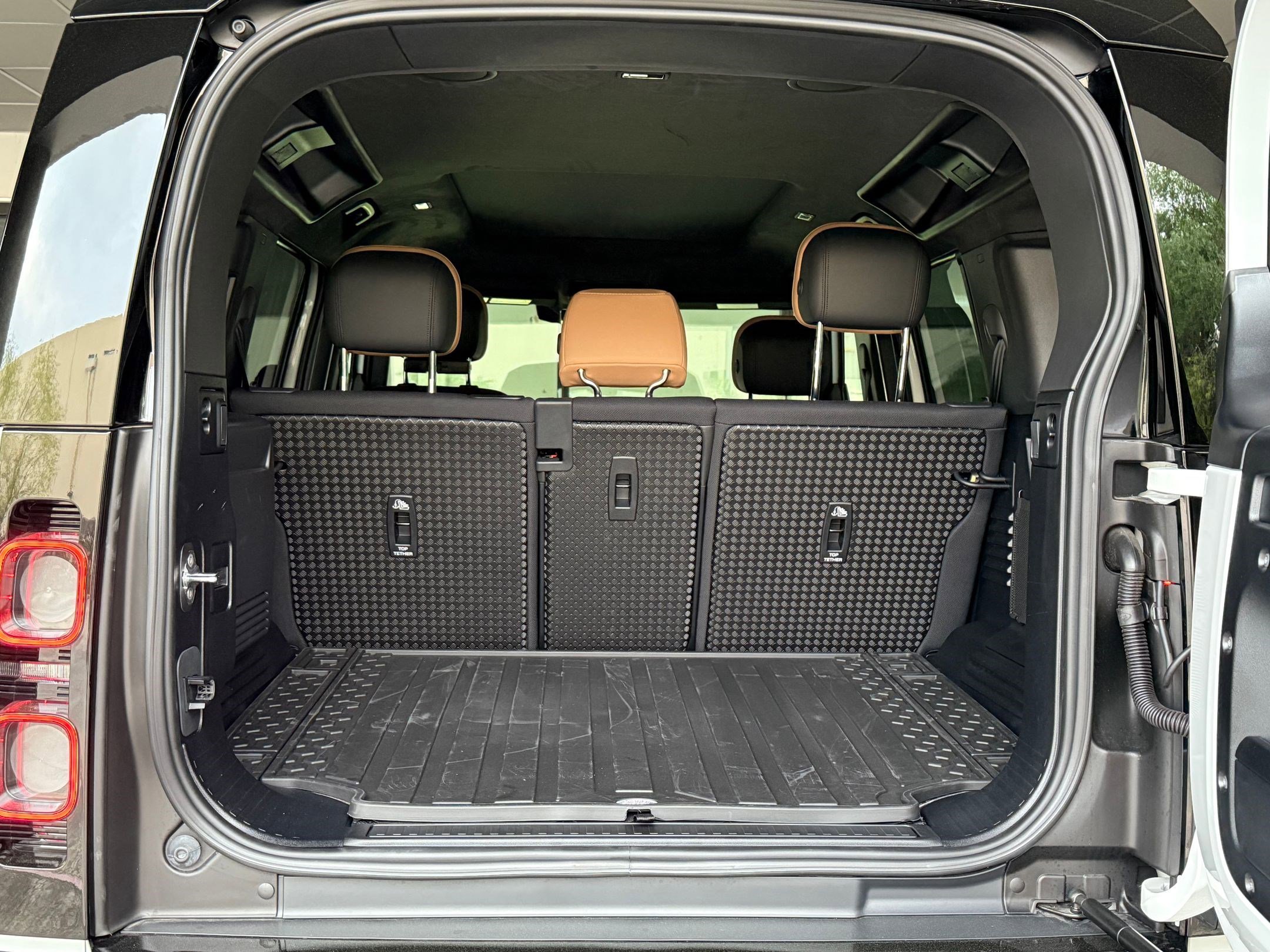 Used 2025 Land Rover Defender 110 V8 image 33