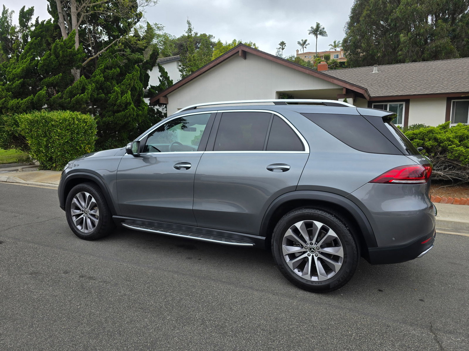 Used 2022 Mercedes-Benz GLE 350 4MATIC w/ Premium Package image 5