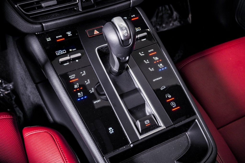 Certified 2025 Porsche Macan image 24