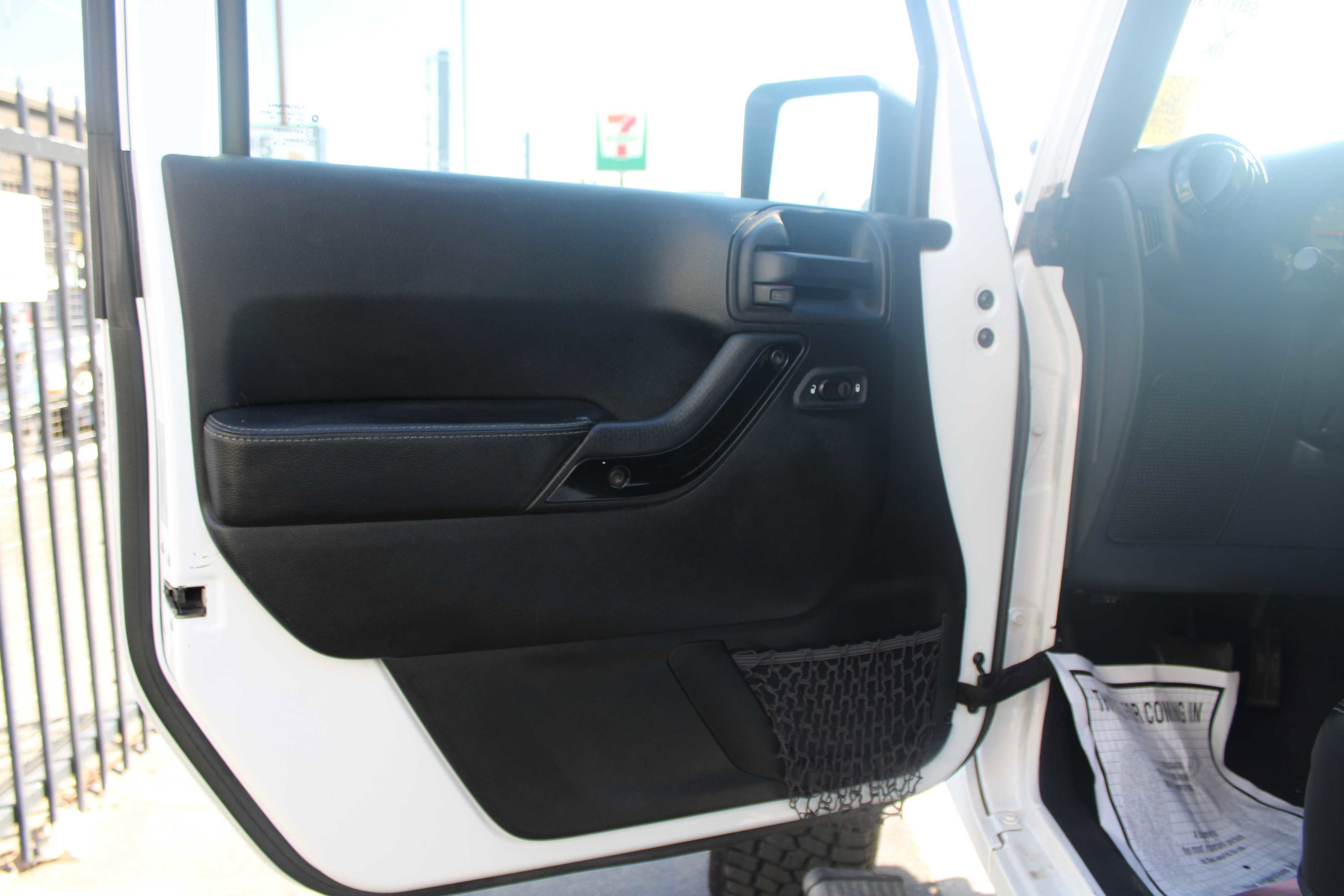 Used 2017 Jeep Wrangler Unlimited Sahara image 15