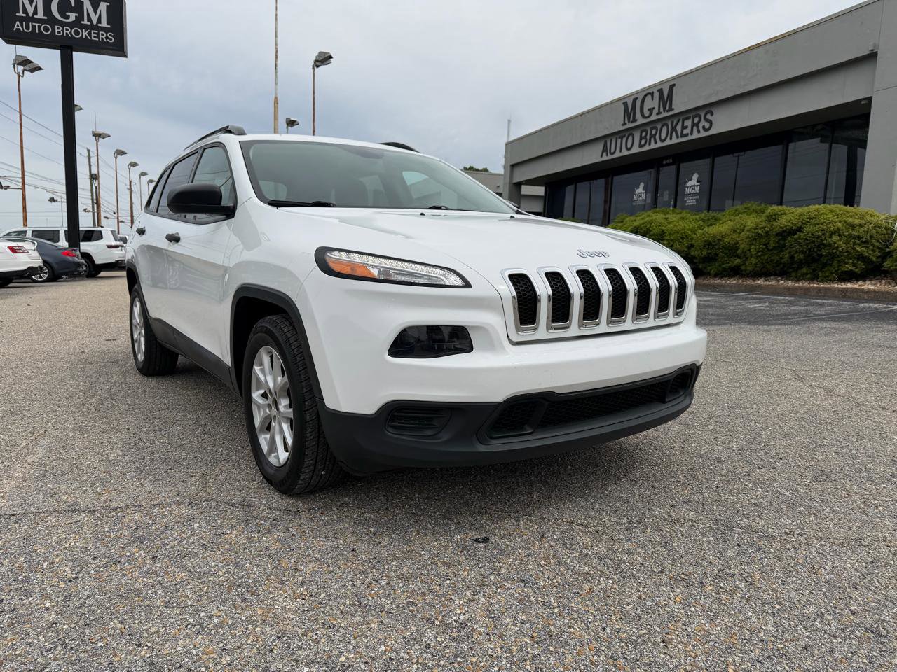 Used 2016 Jeep Cherokee Sport image 2