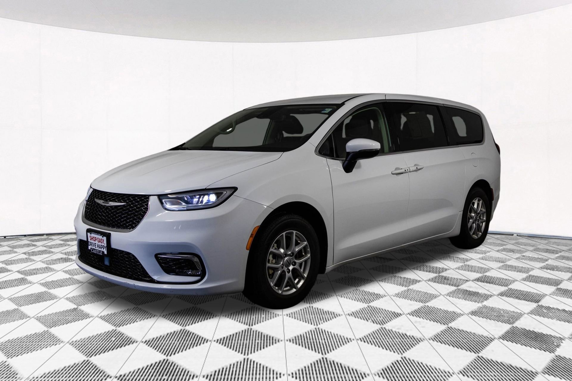 Used 2023 Chrysler Pacifica Touring-L image 9